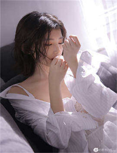 妺妺洗澡时忍不住c了她